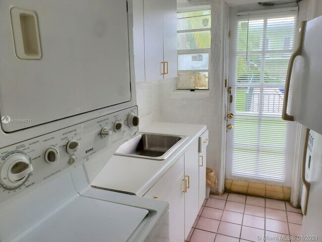 Foto del edificio - 8620 Byron Ave