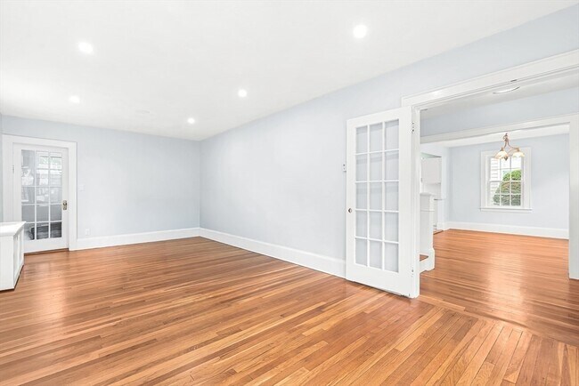 Foto del edificio - 48 Whitney Rd