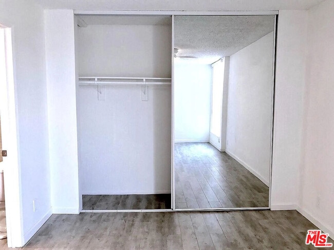 Foto del edificio - 922 N Hudson Ave