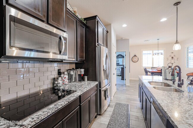 Foto del edificio - 18265 W Foothill Dr