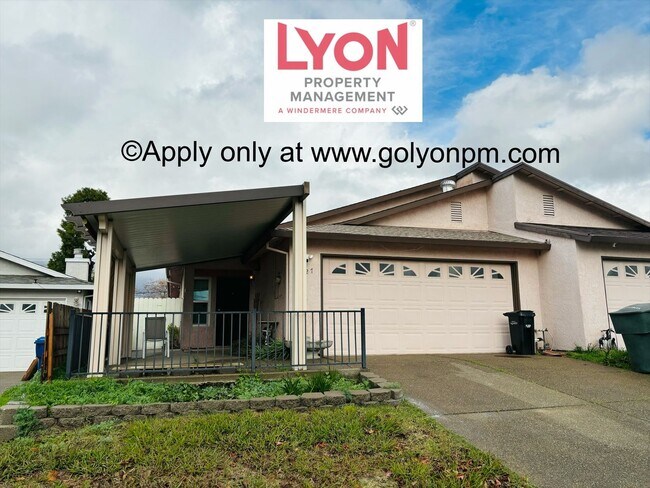 Building Photo - Gorgeous 3 bedroom/ 2 bath home with NEW p...