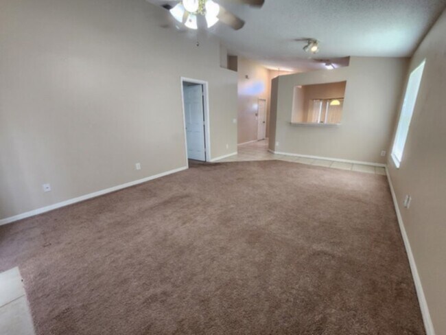 Building Photo - Nice 3 bedroom House in convenient location