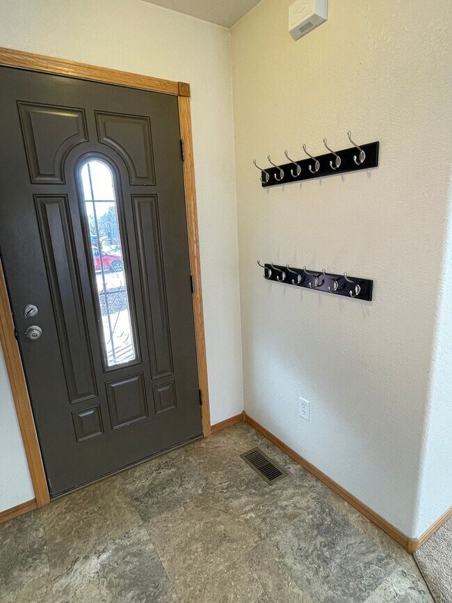 Foto del edificio - Spacious 4-Bedroom, 3-Bathroom House for Rent