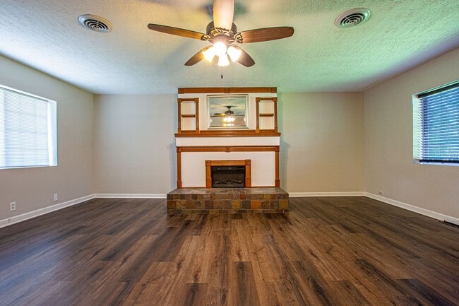 Building Photo - Super Cute 2 Bedroom / 1 Bath Home in Cart...