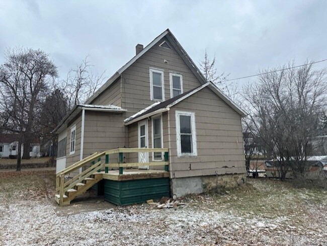 Building Photo - 3 Bed, 1.5 Bath - Single Family home - Det...