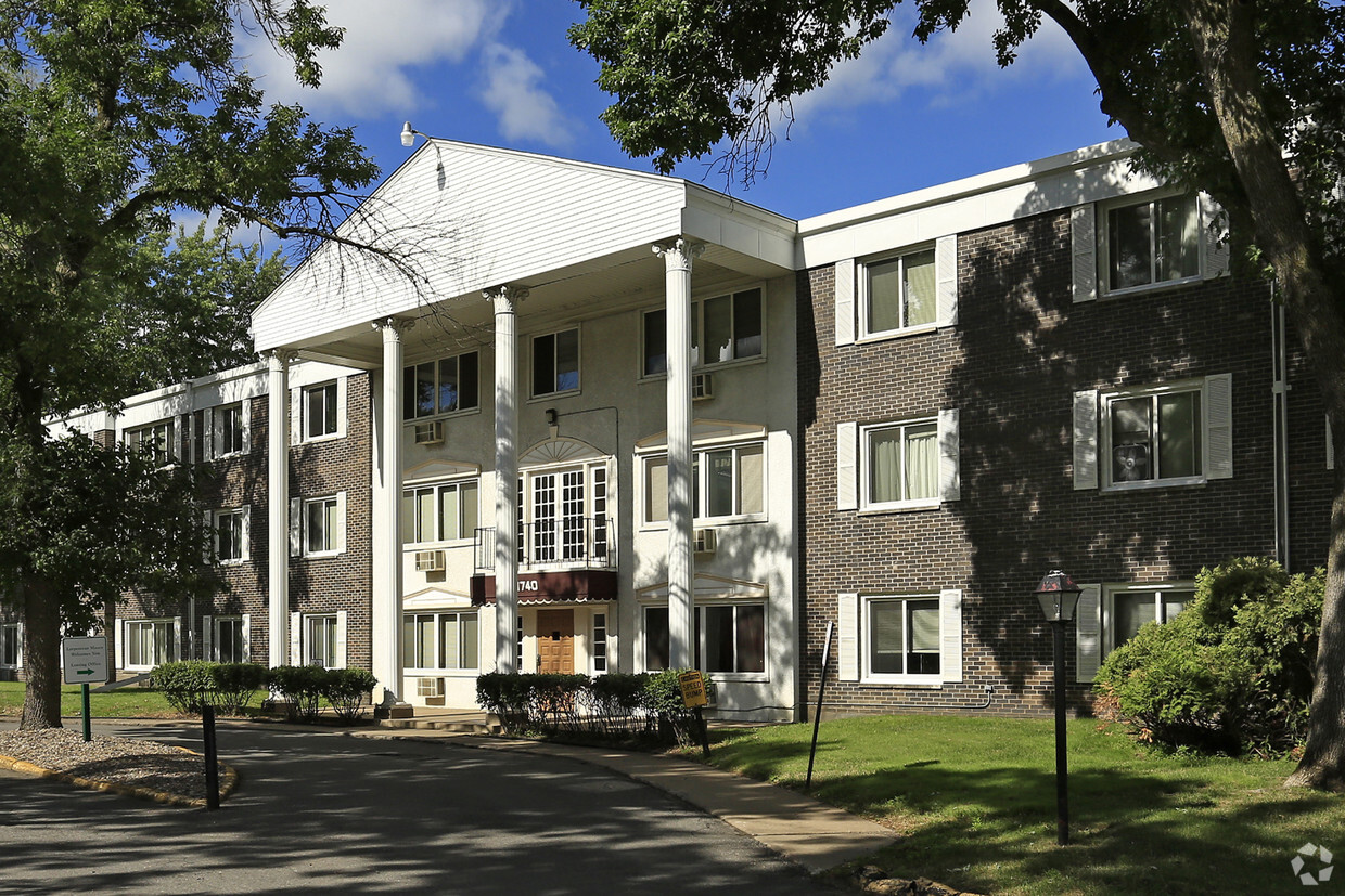 Primary Photo - Larpenteur Manor Apartments