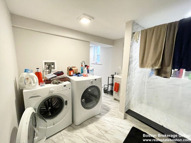 Building Photo - Perfect apartment for Social Students near NEU! Spacious, Yard, Parking & more!