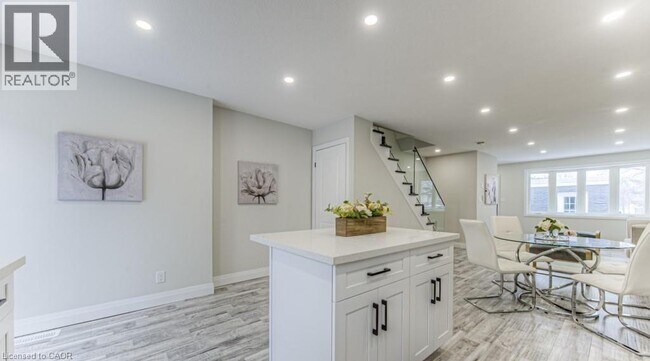Building Photo - 152 Overlea Dr