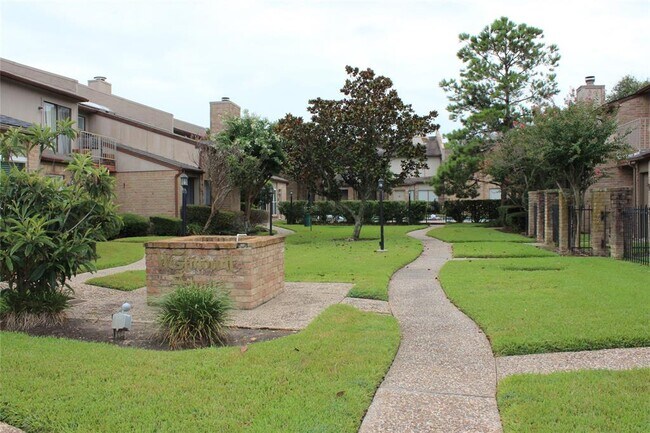 Foto del edificio - 13319 Parkway Blvd