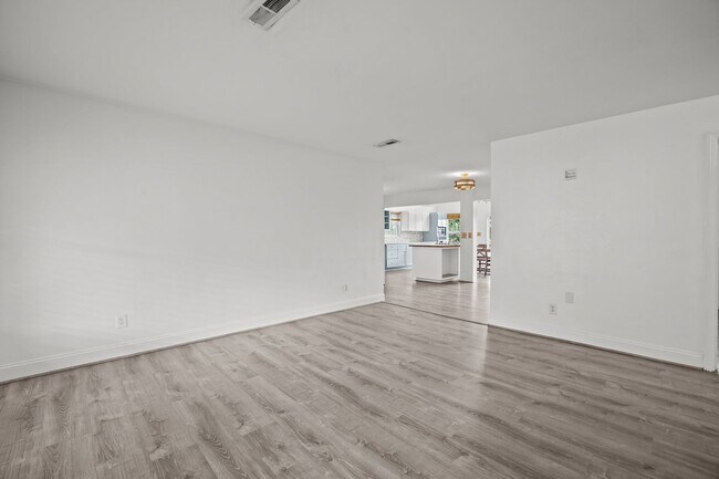 Foto del edificio - 8490 Lynn River Rd