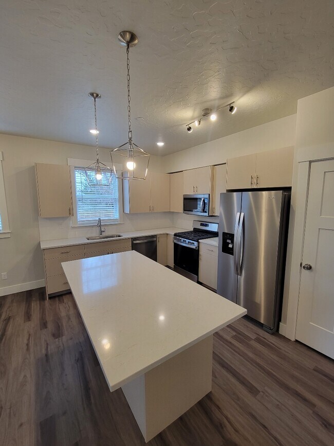 Building Photo - 702 E 6th St