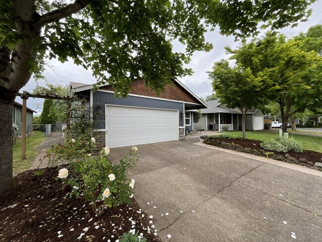 Foto del edificio - Charming Home Near Nike Campus with Vaulted Ceilings & Updated Kitchen