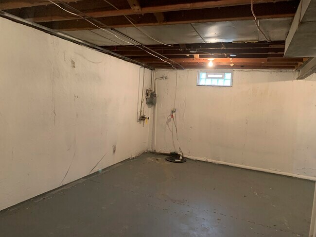 Building Photo - 1240 Clovernook Dr