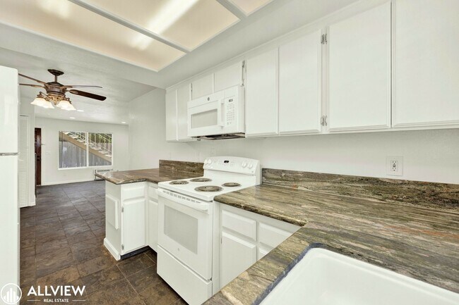 Foto del edificio - Golden Hill Gem: 2BR/1BA with Fireplace & ...
