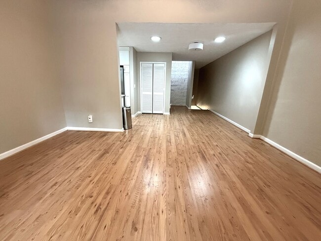 Building Photo - 3 Bedroom Townhome located walking distance to Downtown Woodstock!