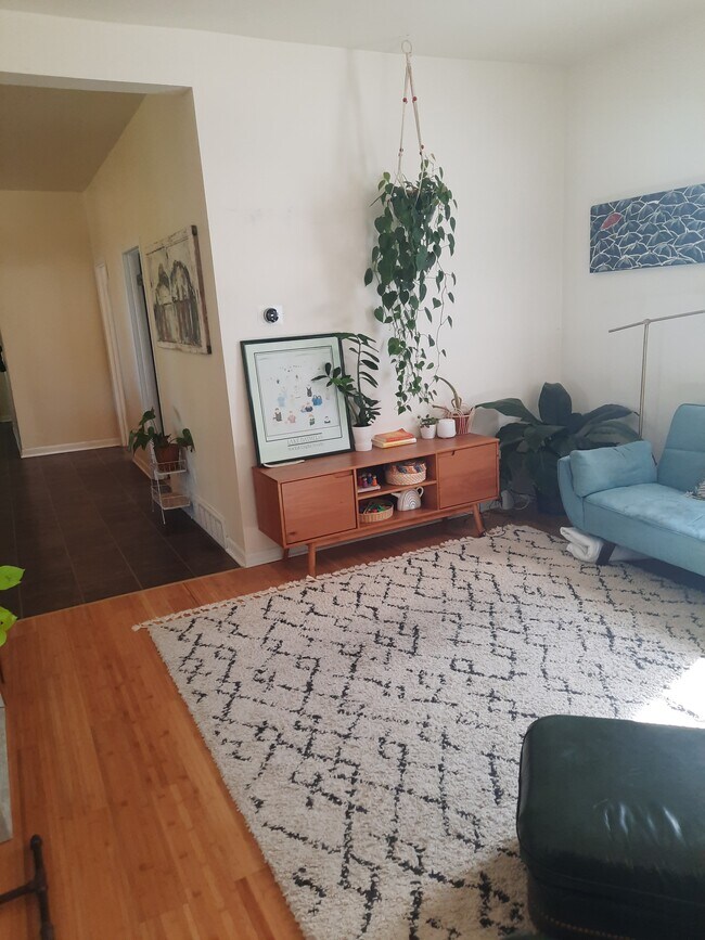 Foto del edificio - 839 E John St