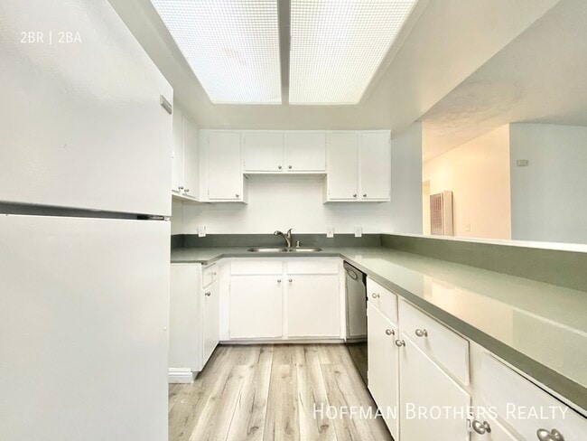 Building Photo - 815 Centinela Ave