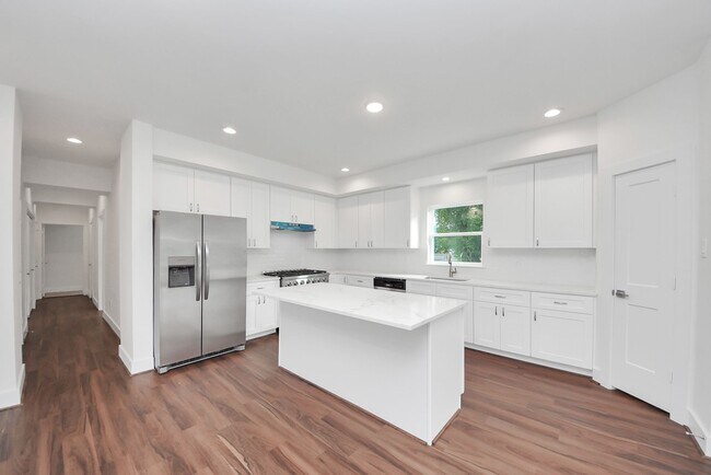 Foto del edificio - 611 E 39th St