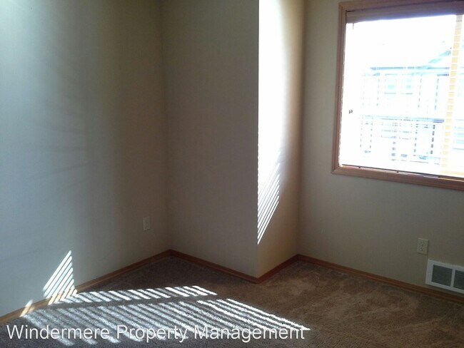 Building Photo - 2216 Mercedes Dr