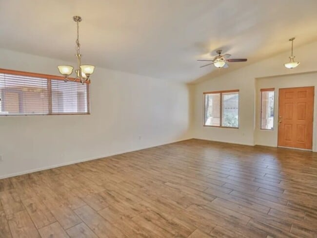 Foto del edificio - Spacious single story, 4 Bedroom / 2 Bath