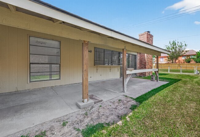 Building Photo - 14315 Lourdes Dr