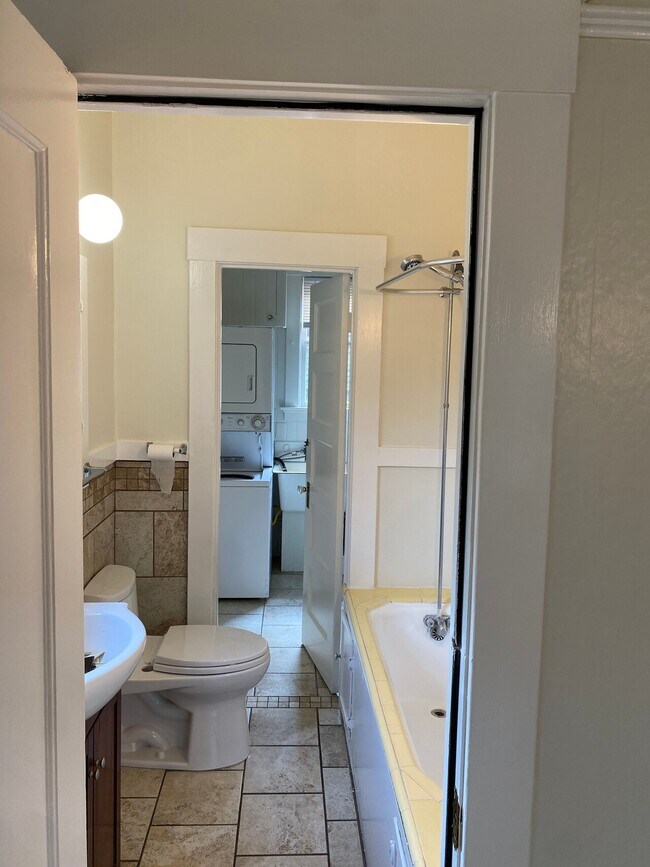 Building Photo - Great North Oakland 2bd/1bth