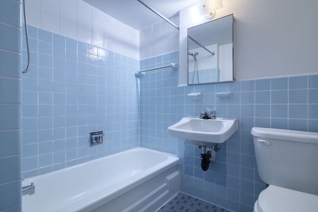 Building Photo - 3460 Rue Durocher