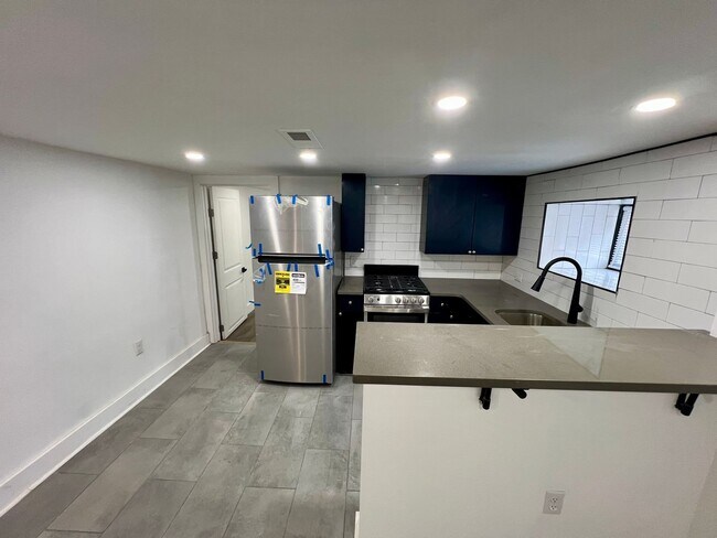Foto del edificio - Luxurious 1-Bedroom Apartment in West Phil...