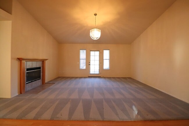 Building Photo - Lovely Mesa Oaks Four Bedroom