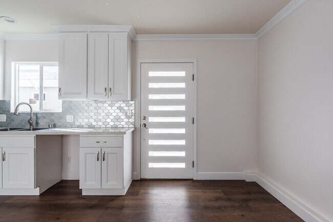 Foto del edificio - 7058 Willis Ave