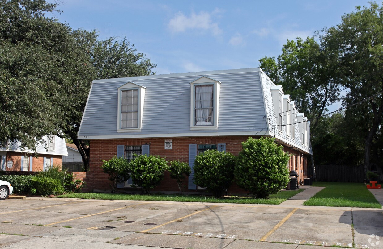 Primary Photo - 1231-1237 Friedrichs St