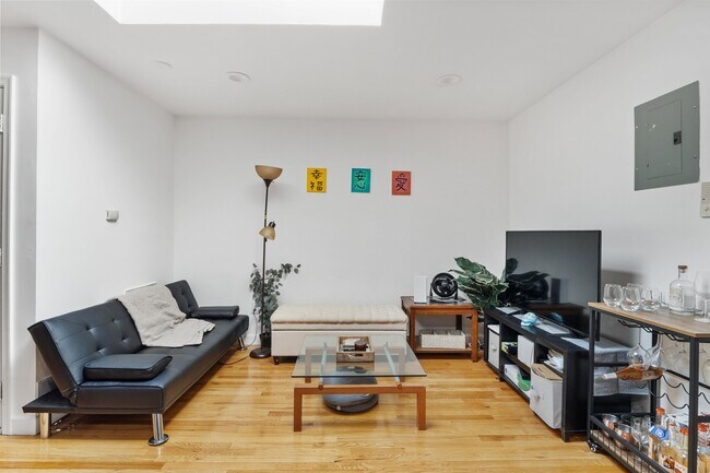 Foto del edificio - 379 1st St Unit 2