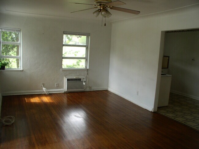 Building Photo - 1215 17th Ave N
