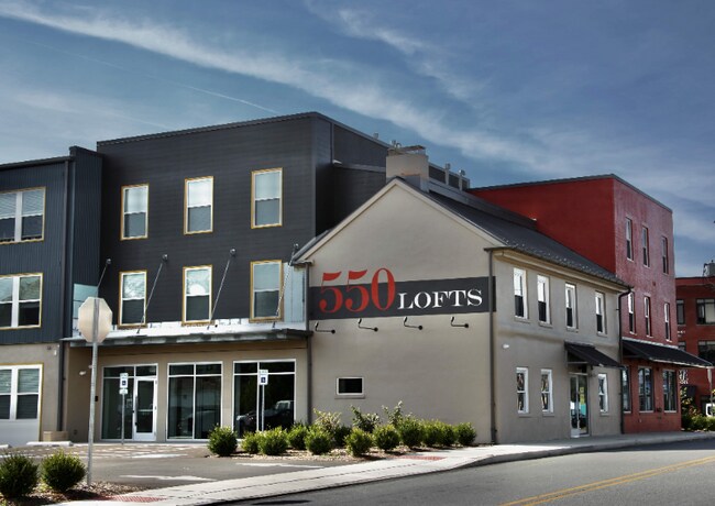 Foto del edificio - 550 New Holland Ave