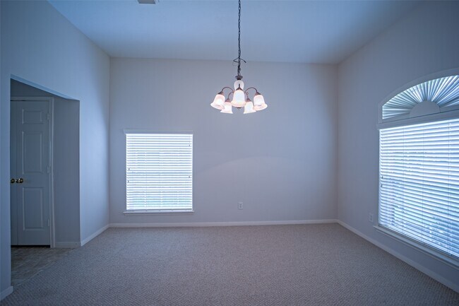 Foto del edificio - 8003 Beech Park Ln