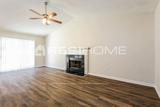 Foto del edificio - 34 Winding Creek Way
