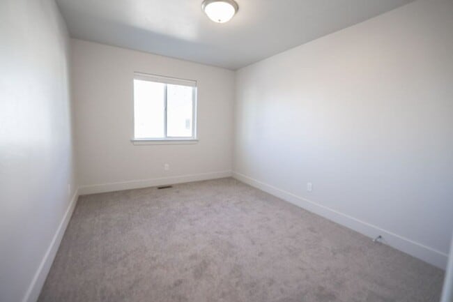 Building Photo - 3 bed, 2.5 bath Summerfield Townhome found in Rexburg!