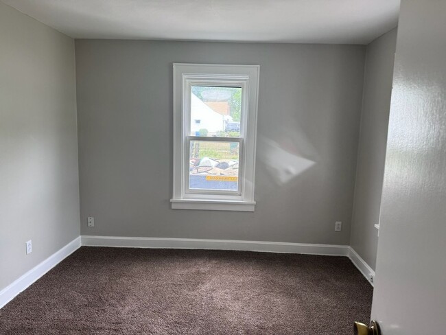 Building Photo - Updated 2BD/1BA