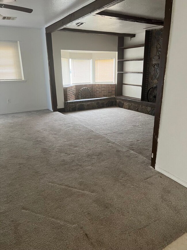 Foto del edificio - 4 Bedrooom 2 Bath home ready for new resident!