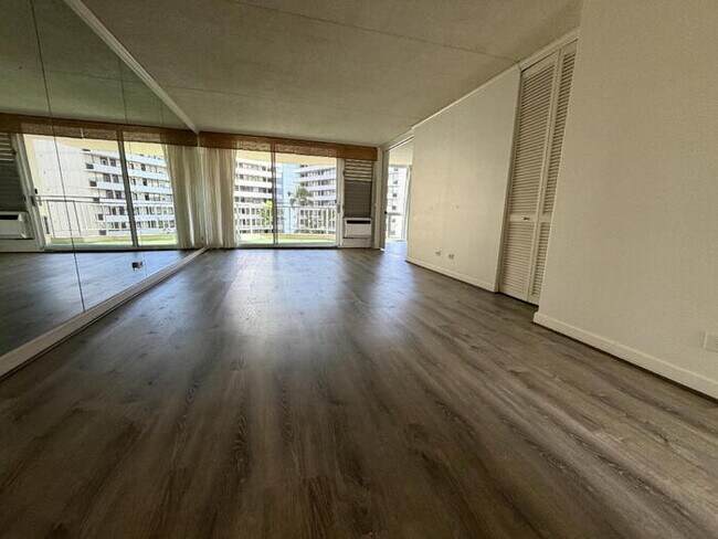 Building Photo - To register for the showing time, note the 4 digit code: 5985 and click "APPLY NOW."(mobile:orang...