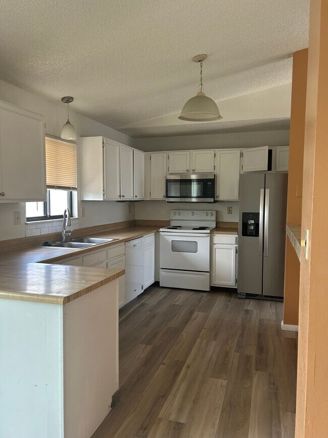Foto del edificio - $1995 2 Bed/2 Bath + Bonus Room On Spaciou...