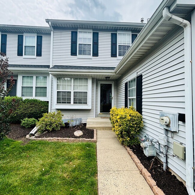 Foto del edificio - Spacious 3-Bedroom, 3-Bathroom Townhome with Finished Basement, Garage & Fenced Yard