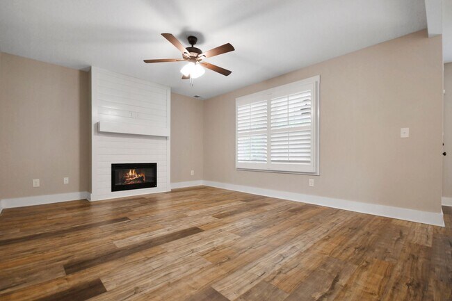 Foto del edificio - Pet Friendly Four Bedroom!