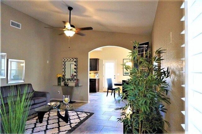 Foto del edificio - Gorgeous 3 bedrom, 2 bath home in East El ...