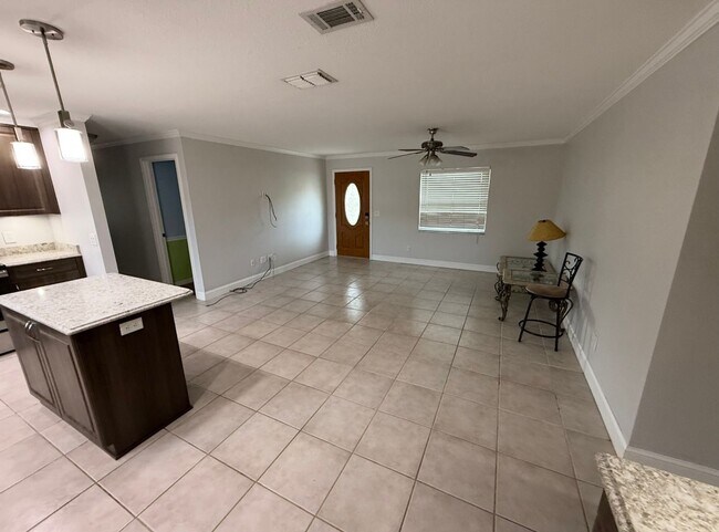 Foto del edificio - 3 bedroom home for rent on 1/2 acre!
