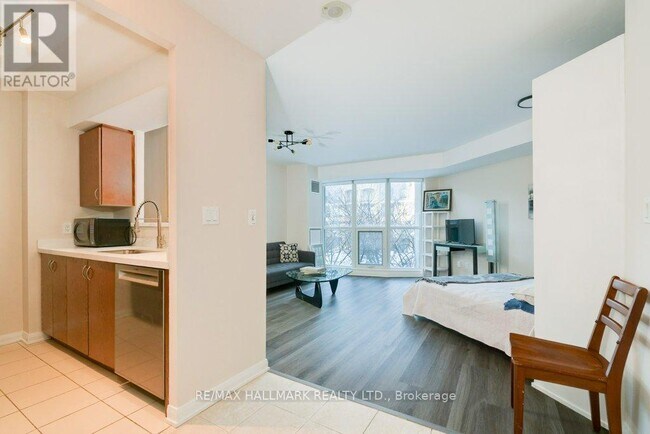 Building Photo - 18 Beverley St