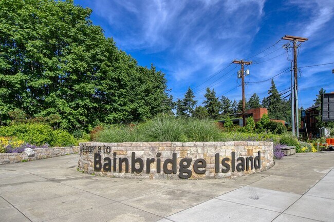 Building Photo - Charming 2-Story Home in Downtown Bainbridge