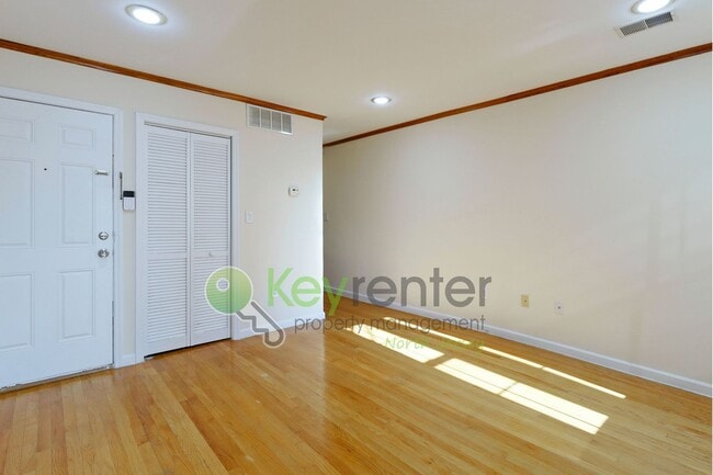 Building Photo - $500 Off First Month! 2BR in The Heights w...
