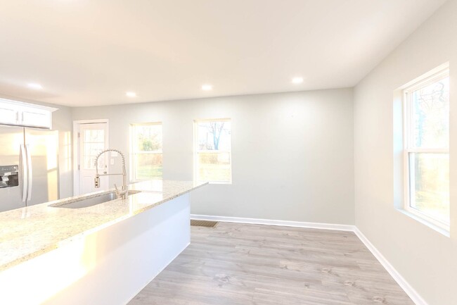 Building Photo - Renovated 2 bed 1 bath in Old Hickory Vill...