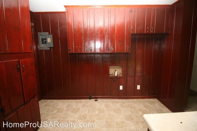 Building Photo - 3 br, 1.5 bath House - Spruce Street 2115